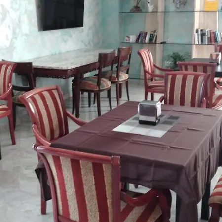 לינה וארוחת בוקר Boutique Algarrobo דניה